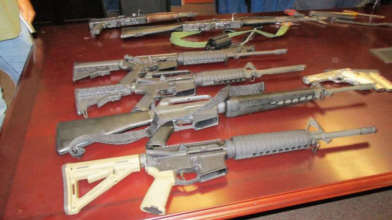 Oficiales de la Oficina de Aduanas y Protección Fronteriza (CBP) en el puerto de entrada Lukeville, en Arizona, arrestaron a dos mexicanos esta semana después de hallar dinero, armas y municiones no declaradas en incidentes separados. Los oficiales remitieron a una mujer mexicana de 43 años para una inspección secundaria de la camioneta Dodge que conducía. En la búsqueda encontraron múltiples armas de fuego y municiones. Varios rifles de asalto y una pistola.