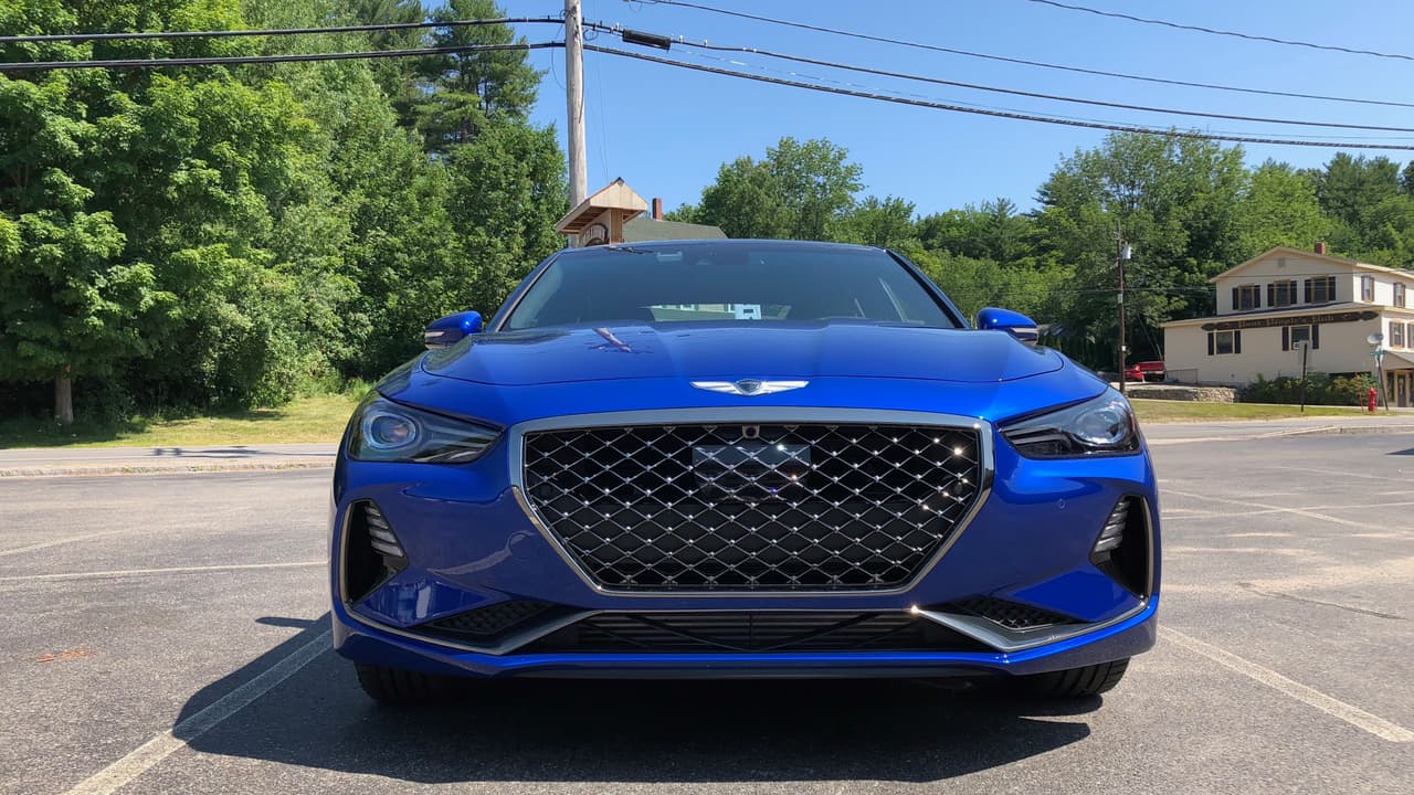 El Genesis G70 muestra en el frente una hermosa interpretación de la parrilla hexagonal de utilizan los G90 y G80, que parece lograda por la tensión de varios elementos diagonales que nacen de sus vértices, incluyendo los faros, conformando uno de los frontales más interesantes que he visto en años.