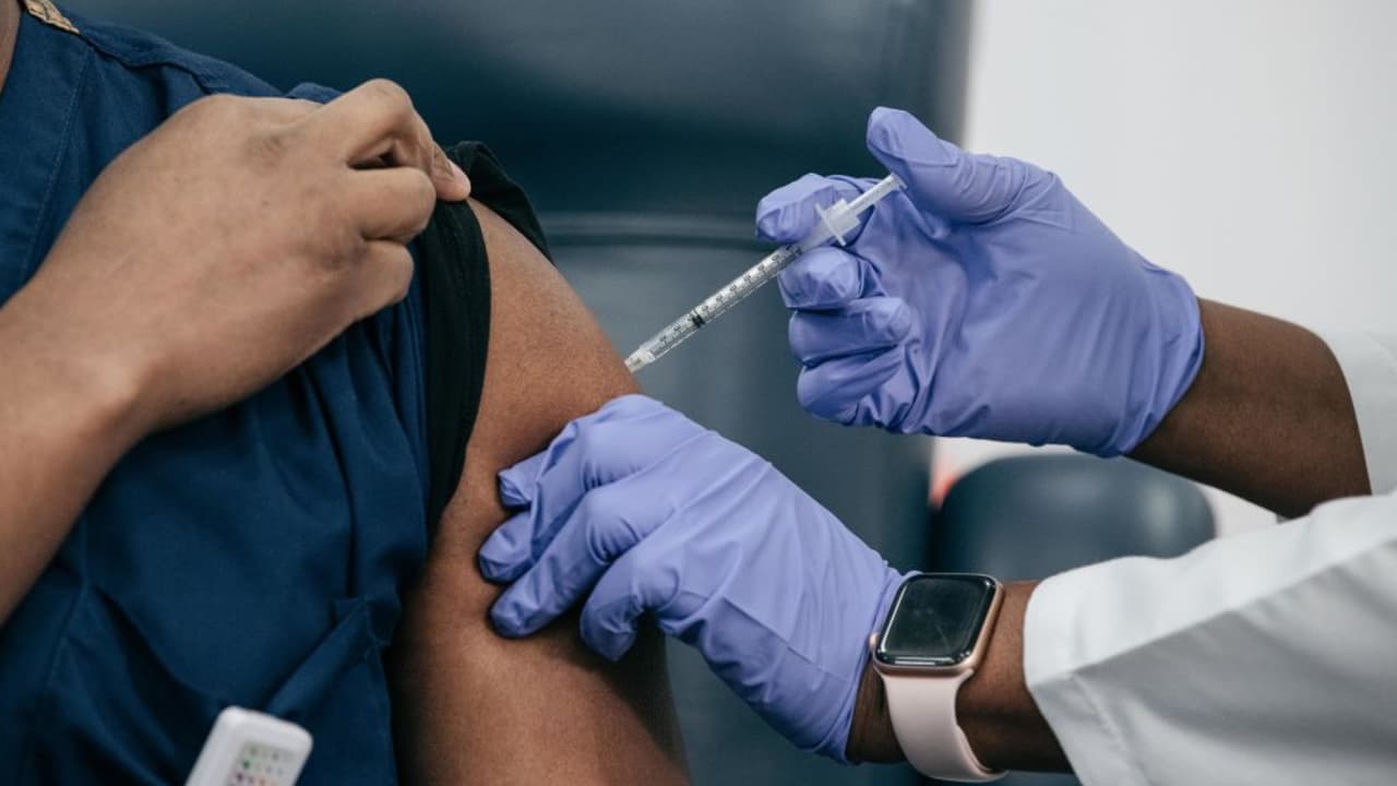 Nueva York frena orden de vacunar a los trabajadores de la salud con una exención religiosa