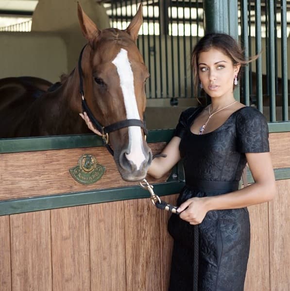 La actriz española de ascendencia árabe protagoniza la nueva serie de UniMás El Príncipe. No dejes de deleitarte con su belleza y sisfruta sus mejores fotos aquí: