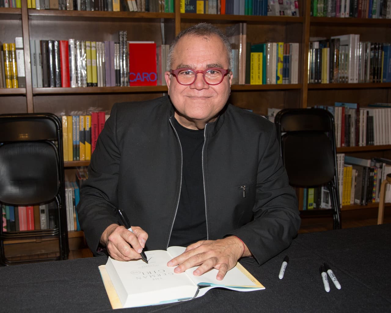 Armando Correa, editor de la revista People en Español, presentó su libro 'La Niña Alemana'.