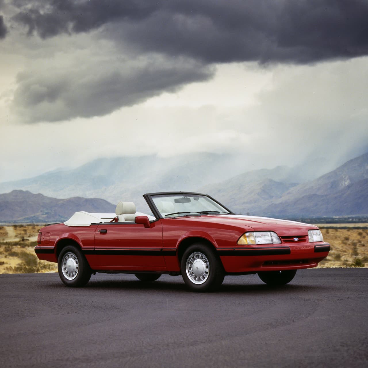 El 
<b>Ford Mustang convertible</b>, que había desaparecido con la llegada del Mustang II en 1974, regresó en 1983 y es hoy uno de los modelos más populares de Ford tanto en los salones de exhibición como el las agencias de alquiler de vehículos.