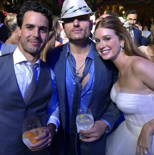 La fiesta comenzó, las bebidas, música y diversión se hicieron presentes, pero en todo momento la pareja compartió la dicha de su celebración.