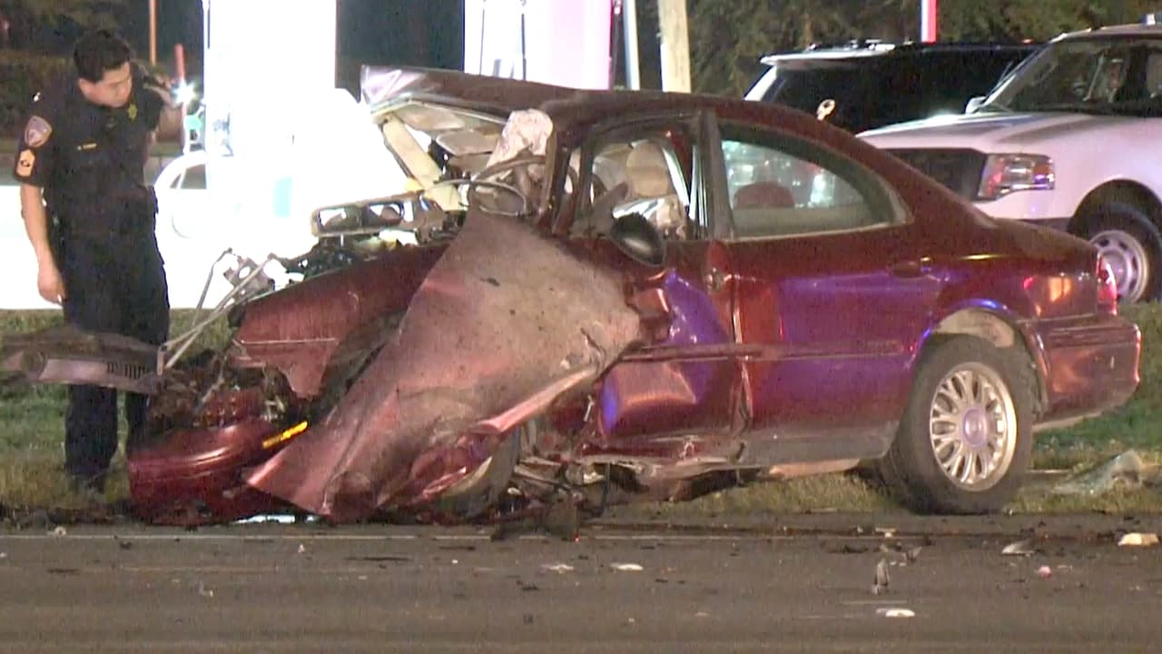Un hombre que iba al volante y una mujer que iba de pasajera en el vehículo impactado fueron declarados muertos en la escena.