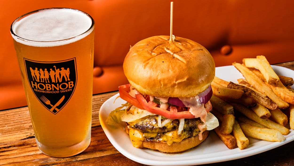 Prueba una hamburguesa con papas este fin de semana en alguna de estas opciones