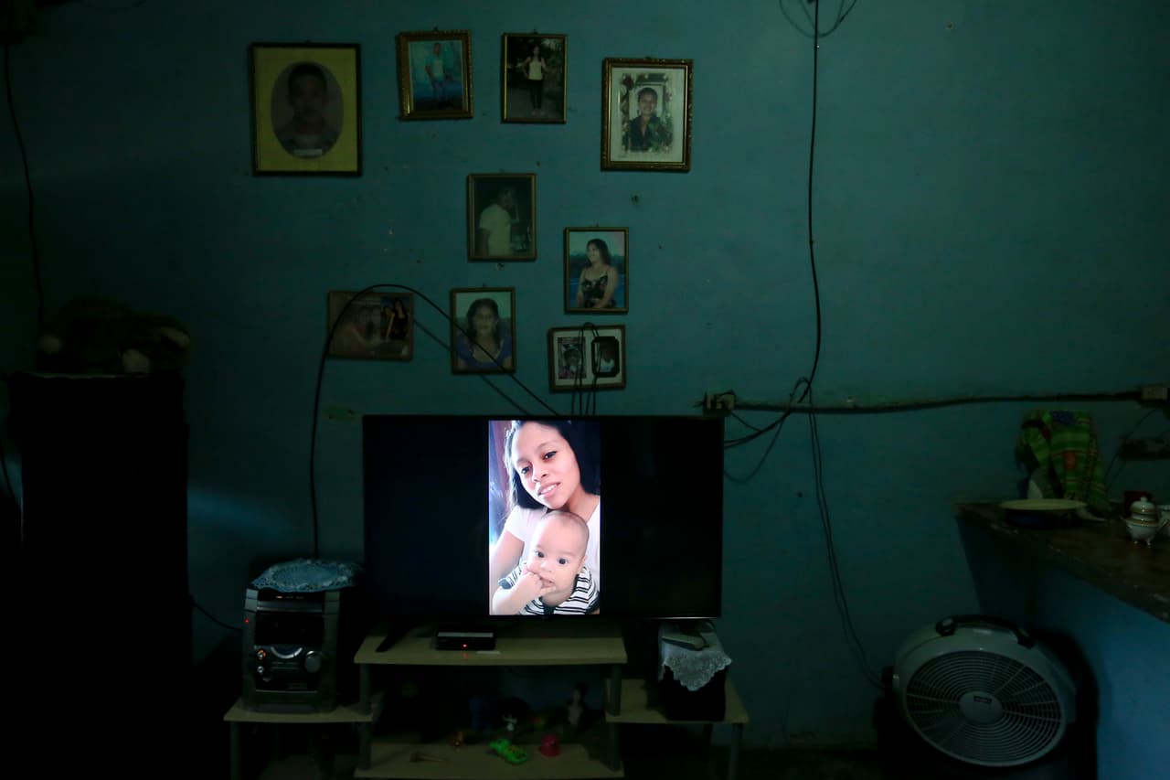 Adalicia Montecinos y su hijo Johan Bueso Montecinos en una imagen en una pantalla de televisión en la casa de la familia en La Libertad, Honduras.