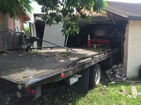 Grúa pierde el control y se estrella contra residencia en el suroeste de Miami