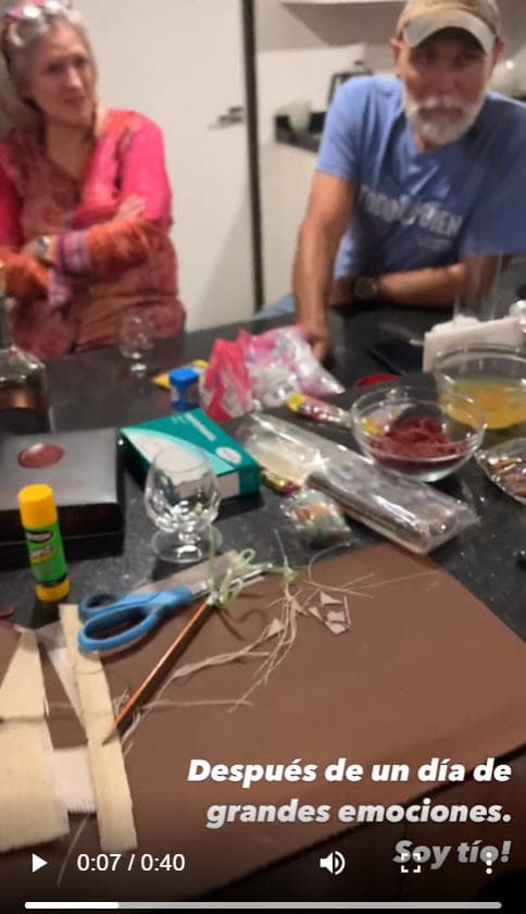 "
<b>Después de un día de grandes emociones ¡Soy tío!</b>", se lee en el breve mensaje que compartió en el clip donde muestra que estaba en la cocina junto a sus padres.
<br>