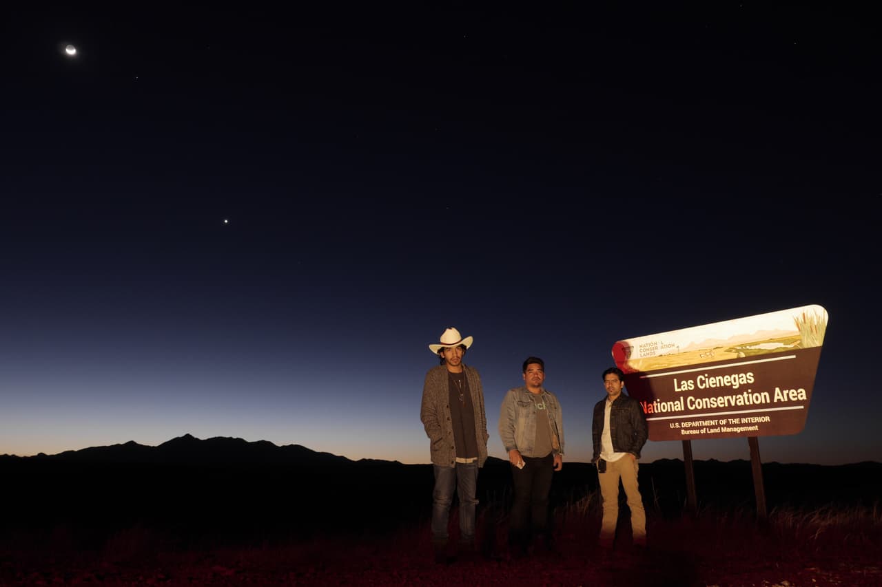Durante el viaje nos encontramos sobre todo con la imponencia del paisaje. Aquí Jordan, Jonathan que nos aistió con la cámara y yo, en uno de esos atardeceres increíbles en el sur de Arizona".