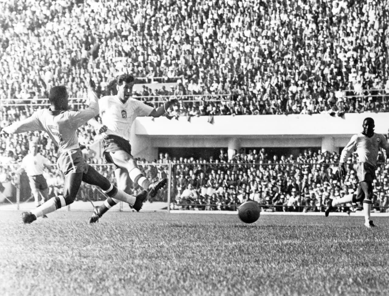 En 1942, durante la Segunda Guerra Mundial, el delantero galo consiguió anotar 16 goles en un duelo frente al Aubury Asturies.