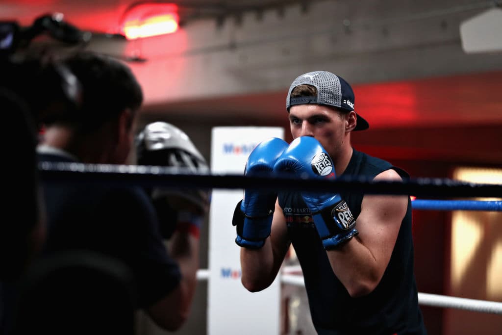 En las redes sociales, Max Verstappen (izquierda) mostró algunos de estos momentos en los que conoció de primera mano lo que es el boxeo.