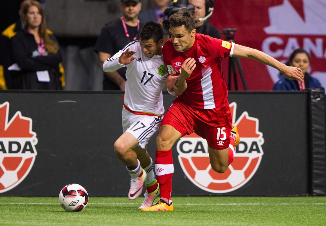 Hirving Lozano anotó su primer gol oficial con México en la victoria 2-0 en Vancouver ante Canadá por eliminatorias mundialistas.