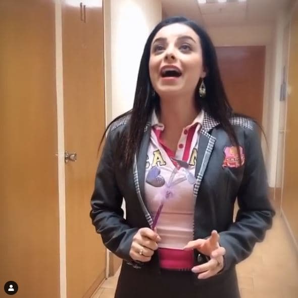 En dicho video, Violeta utilizó como base musical el tema '¿Y si hacemos un muñeco?', de la película 'Frozen', con el que dio a entender que extraña los conciertos junto a Danna Paola y más integrantes de la telenovela.