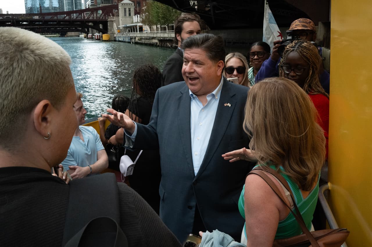 "Pero te conozco, Chicago. Cuando protestes, hazlo pacíficamente. Asegúrate de continuar la larga tradición de resistencia no violenta de Chicago. Recuerda que los miembros del ejército y la Guardia Nacional que tendrán que caminar por estas calles están, en su mayoría, aquí de mala gana."