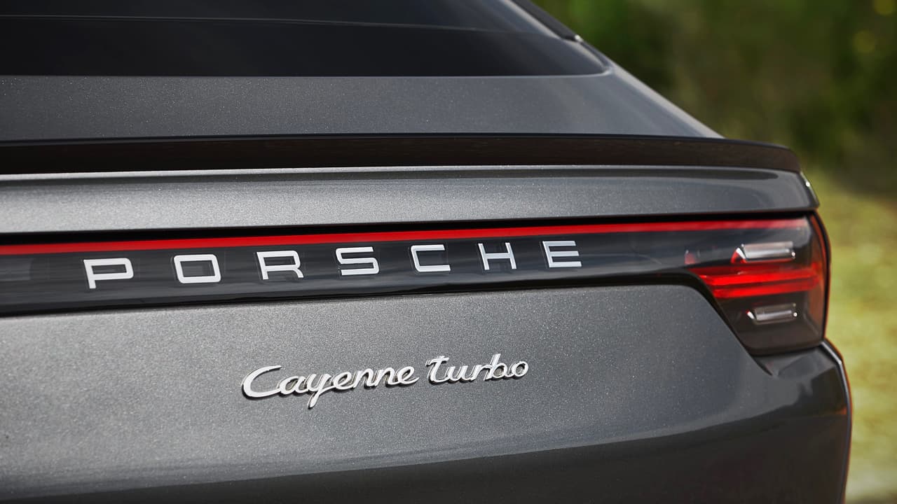 Todos los Porsche Cayenne Coupe contarán con un 
<i><b>spolier</b></i>
<b> o alerón adaptable</b> accionado electrónicamente cuando el vehículo rebaza las 56 millas por hora. El spoiler también puede levantarse accionando un botón en la consola.