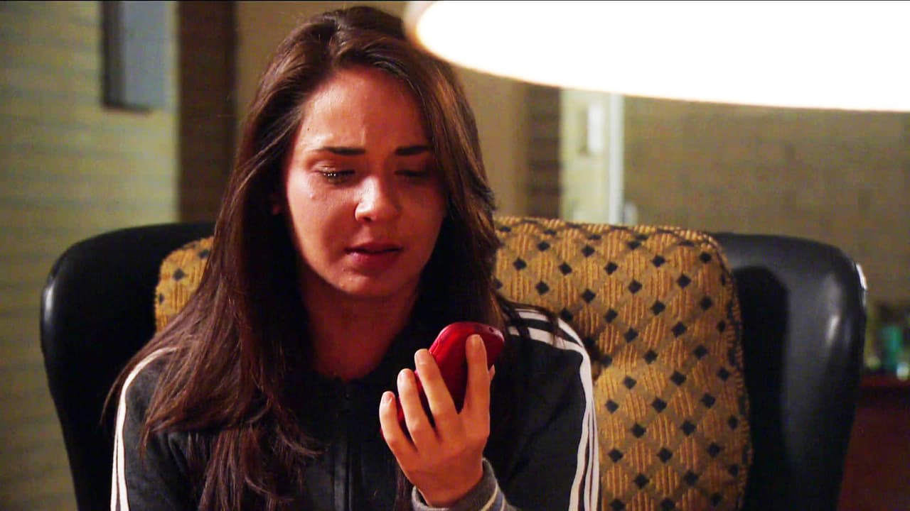 Estás chantajeando a María Dolores con una fotografías falsas.