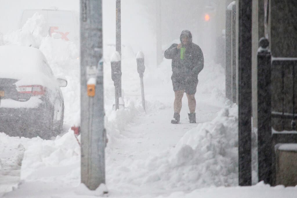 La tormenta de nieve, casi histórica, ha desatado “las peores condiciones que nuestro departamento de obras públicas y los agentes del alguacil han enfrentado en una tormenta", asegura Poloncarz.
<br>