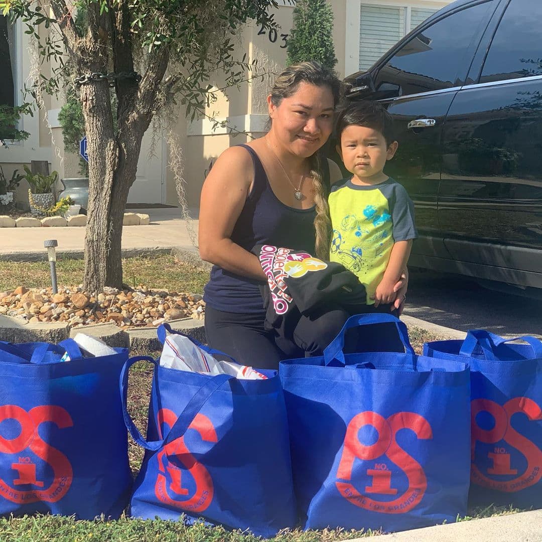 También entregamos algunos víveres a familias hispanas que se han visto en dificultades en medio de la crisis que ha traído la pandemia.