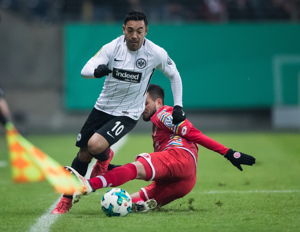 Además, al minuto 80, el mexicano recibió una dura falta de Danny Latza.