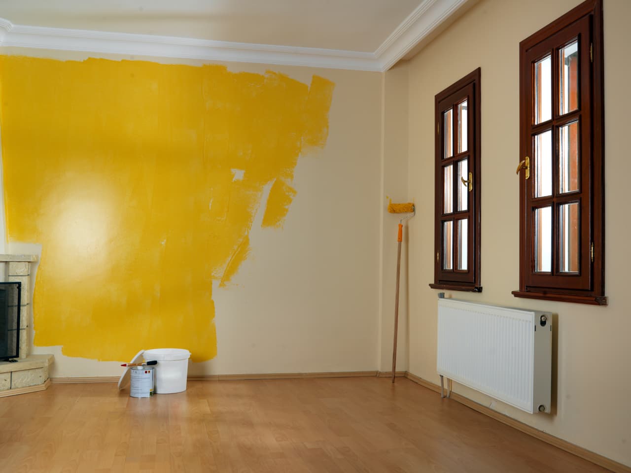 Si al final te decides por usar colores más llamativos en las paredes, el utilizar el color blanco en los techos de tu casa te ayudará a tener habitaciones más iluminadas.