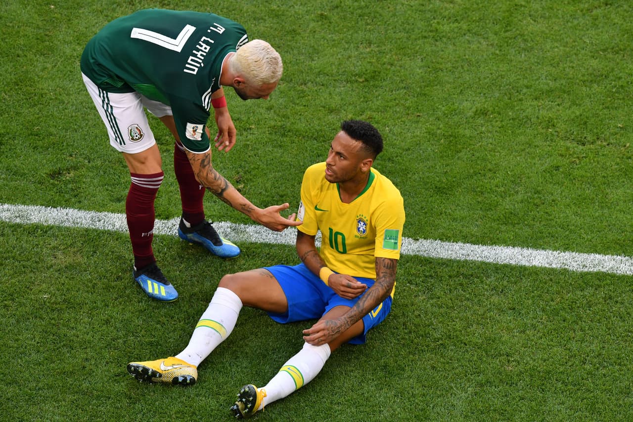 El duelo físico de Neymar en el segundo tiempo fue con Miguel Layún, quien le ayudó a incorporarse tras una falta.