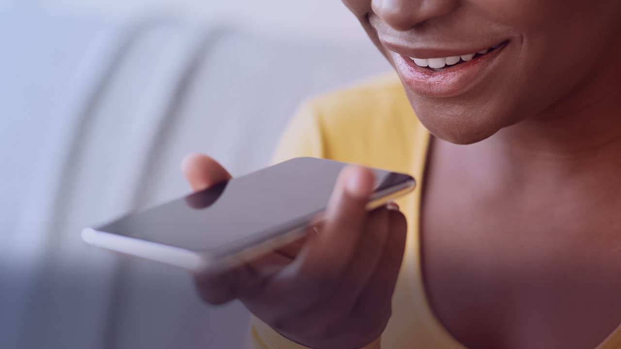 Audio de WhatsApp de una madre a la maestra de su hijo despierta carcajadas en las redes sociales (y la respuesta de la maestra no se queda atrás)