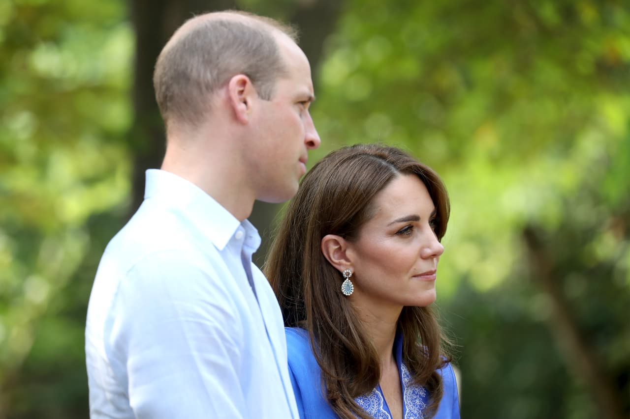 El príncipe William y Kate Middleton tuvieron este martes 15 de octubre su primer día de actividades
<b> </b>en la 
<b><a href="https://www.univision.com/famosos/el-principe-william-y-kate-middleton-comienzan-una-gira-distinta-en-pakistan-fotos" target="_blank">gira de 5 días</a></b> por Pakistán.