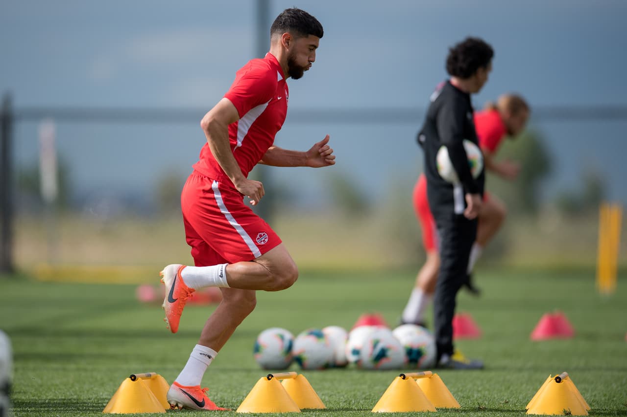 Bajo las órdenes de John Herdman, entrenador de la selección de Canadá, el equipo de la hoja de maple se entrenó para cerrar su preparación de cara a su importante partido ante México por la Copa Oro que se efectuará este miércoles en Denver. Jugadores jóvenes muy interesantes y con enorme potencial que militan en las mejores ligas europeas, son la parte medular de un equipo canadiense que, por lo visto, busca hacerle partido al Tri en el renglón de lo físico y el desgaste por correr en todo el campo.