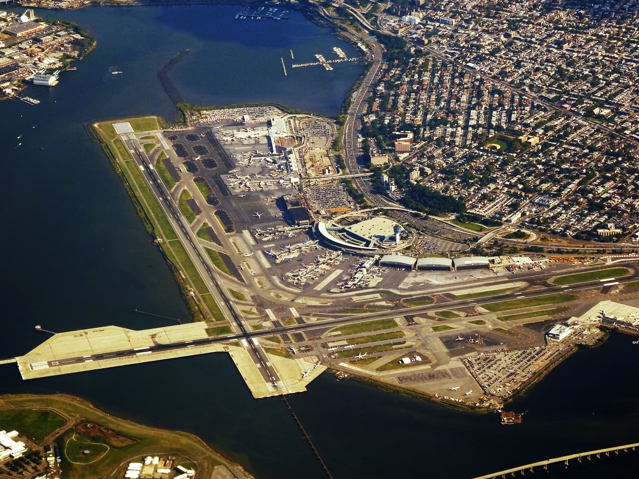 <b>LaGuardia, Nueva York</b>
<br>
<br>La revista de turismo Condé Nast incluye a este importante aeropuerto de la Gran Manzana 
<a href="https://www.cntraveler.com/galleries/2014-02-11/photos-scariest-airport-landings-and-runways"><u>entre los más inquietantes para los pilotos</u></a>. Mueve a más de 29 millones de pasajeros al año y casi no ha cambiado desde que se inauguró en 1964. 
<br>
<br>Los aviadores tienen que aterrizar en sus dos pistas con solo unos minutos de diferencia y a menudo el área es afectada por las nubes bajas y la cizalladura del viento, una variación en la velocidad de las corrientes de aire que ejerce una fuerza de giro en las aeronaves.