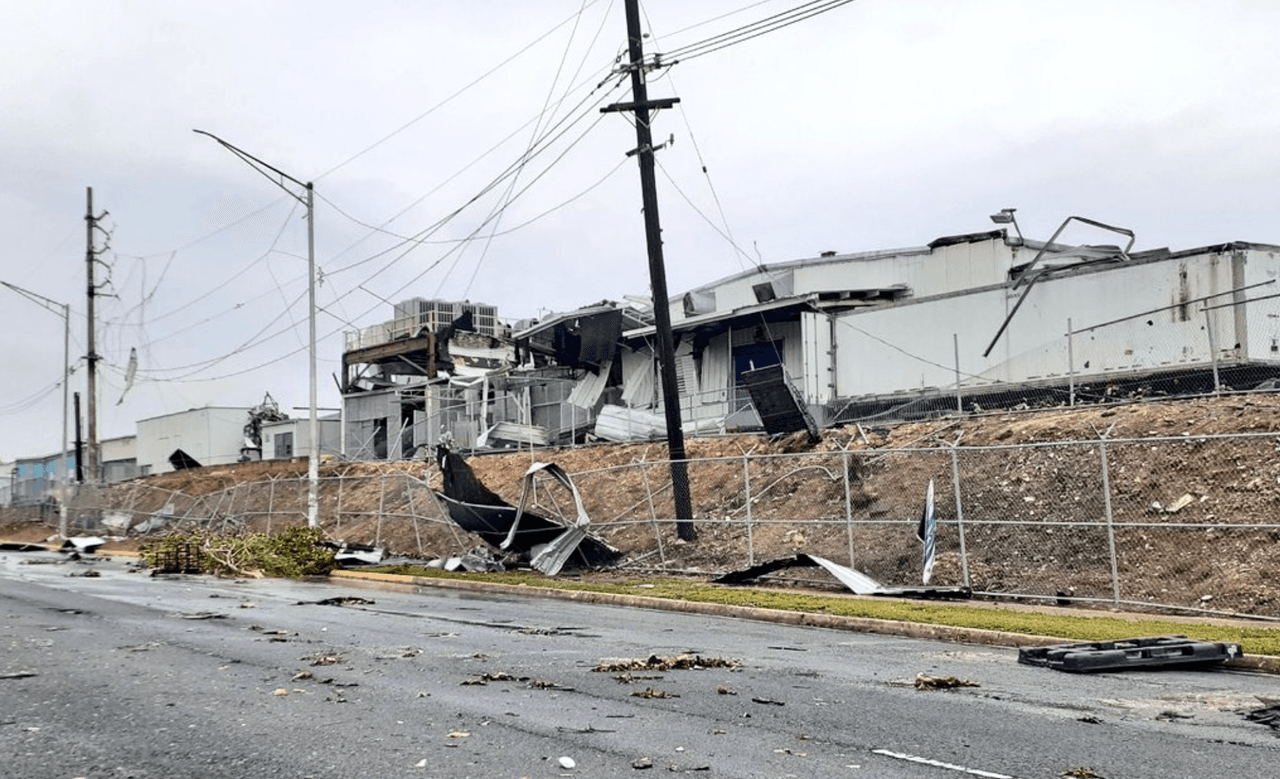 El tornado tumbó uno de los techos en la fábrica Thermo King, donde luego se reportó un fuerte olor a gas.