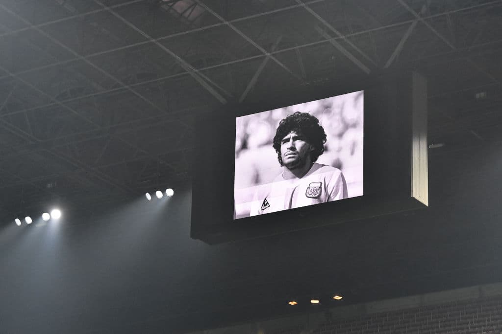 San Siro mostró a Diego Armando Maradona en sus pantallas para homenajearlo luego de que perdiera la vida este miércoles 25 de noviembre.