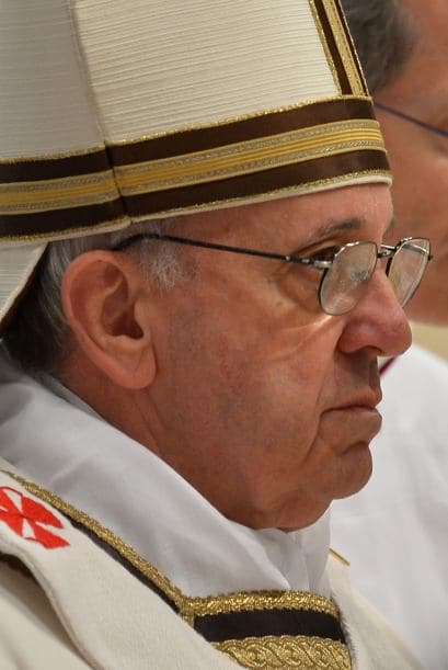 La misa oficiada en la basílica de San Pedro del Vaticano abre el Triduo Pascual en el que los sacerdotes renuevan las promesas sacerdotales, pobreza, castidad y obediencia.