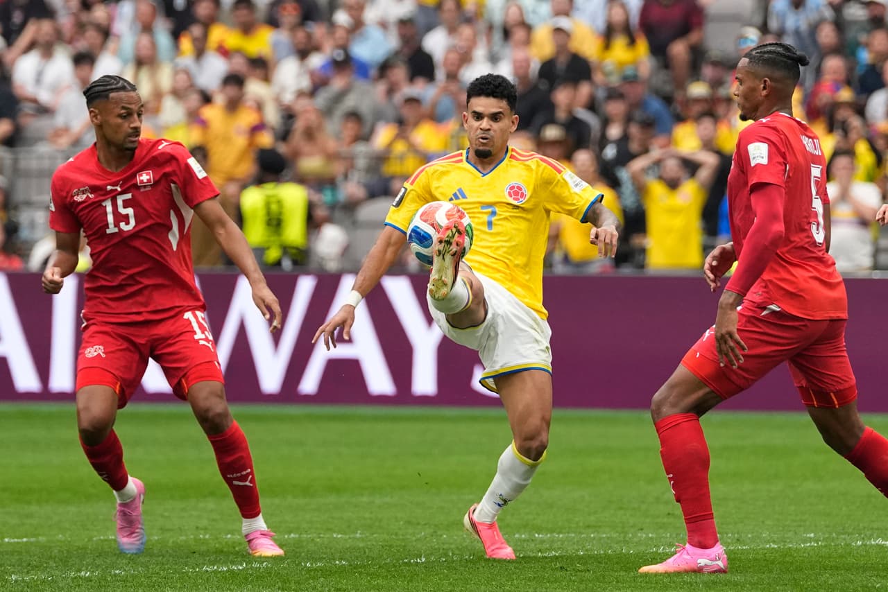 El colombiano Luis Díaz (7) controla el balón ante los suizos Djibril Sow (15) y Manuel Akanji (5) durante el partido de octavos de final de la Copa del Mundo entre Suiza y Colombia en Vancouver, Columbia Británica, el martes 7 de julio de 2026.