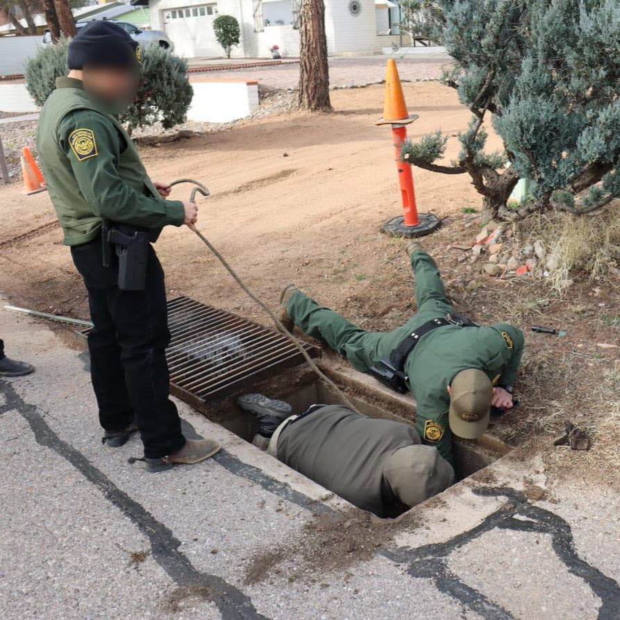 Agentes de Nogales acudieron a su rescate, y utilizaron una cuerda y sus habilidades para ponerlos a salvo.