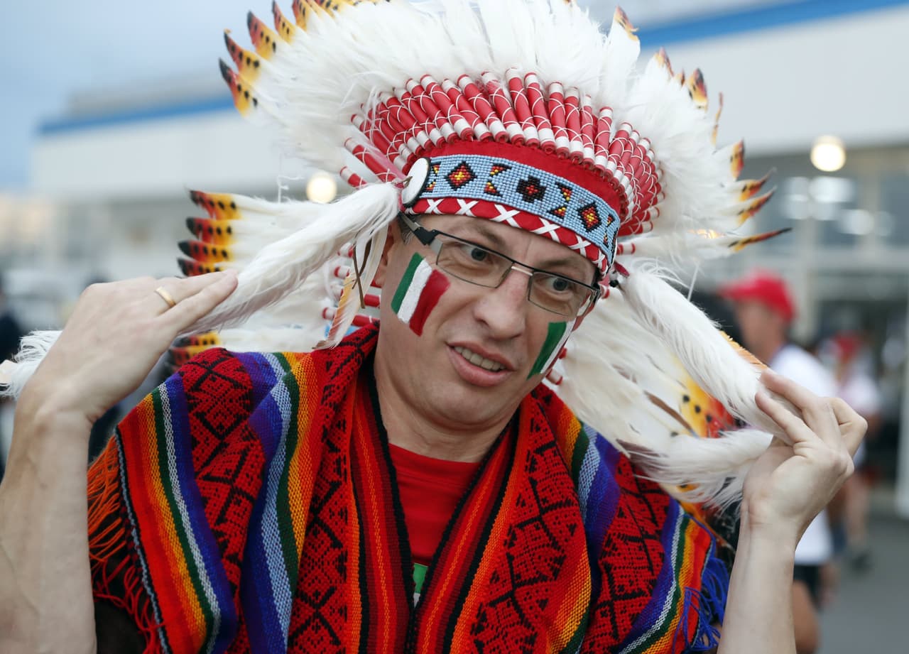 Los trajes típicos volvieron a dar de qué hablar en la previa, como este aficionado con todo el atuendo indígena.