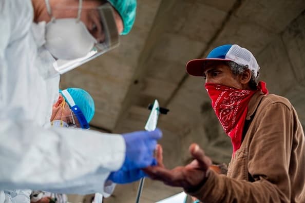 El 25 de abril el titular de Salud indicó: “ya el secretario del Departamento de la Familia nos presentó una lista de las necesidades que han identificado los centros que sirven a esta población y estamos trabajando con esas solicitudes, tales como la adquisición de guantes, mascarillas y productos de limpieza".