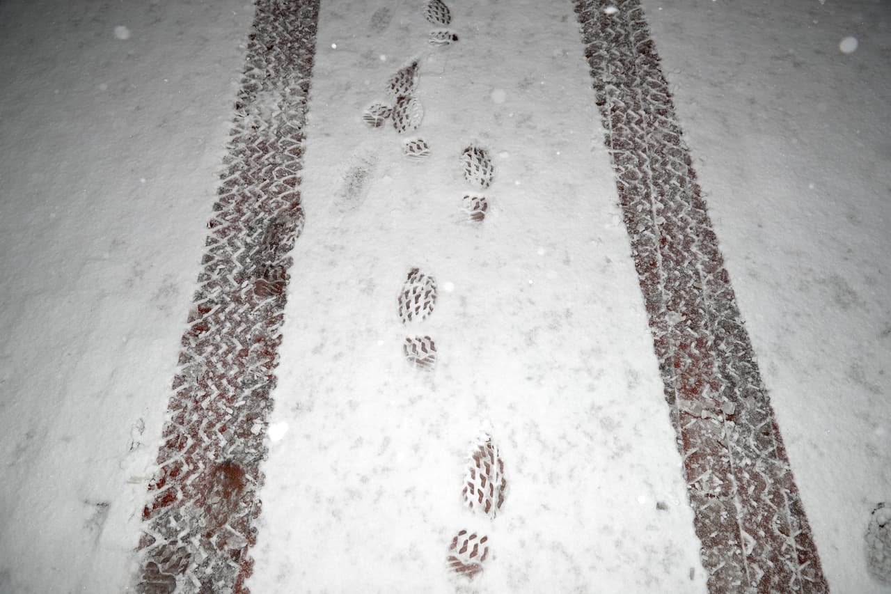 Así estaba Lafayette Square, frente a la Casa Blanca. La tormenta viaja desde el norte de Minnesota, Missouri y al este hacia la región del Atlántico. El fenómeno podría traer hasta 6 pulgadas (15 cm) de nieve junto con aguanieve y lluvia helada, dijo el Servicio Meteorológico Nacional.
