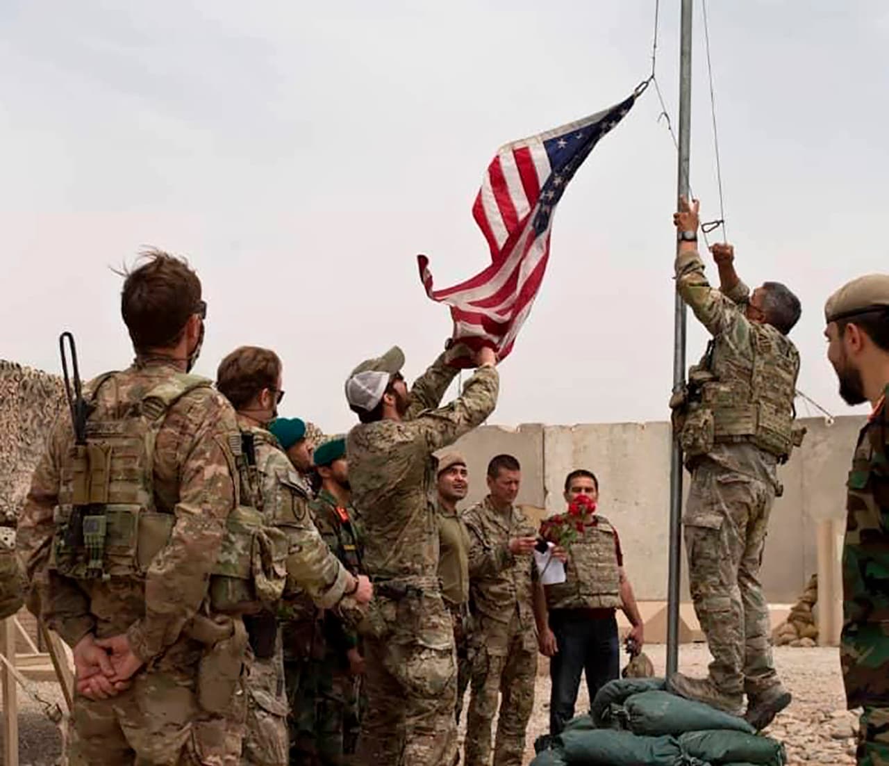 Soldados de Estados Unidos bajan la bandera durante una ceremonia de entrega a las Fuerzas Defensivas Afganas, en la provincia de Helmand, en el sur de Afganistán, el domingo 2 de mayo de 2021.
<br>
<br>La meta de la administración Biden era que todas las tropas de Estados Unidos serían retiradas de Afganistán para el 11 de septiembre, cuando se cumplen 20 años de los ataques terroristas a las Torres Gemelas y el Pentágono.
<br>
<br>Estados Unidos solo mantendría el personal mínimo en la embajada en Kabul. Entonces la inteligencia militar pronosticaba que en algunos meses los talibanes retomarían el poder.
<br>