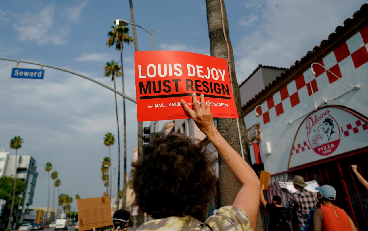 Los demócratas argumentan que las políticas tienen la intención de impedir la votación por correo antes de las elecciones de noviembre. Durantes las protestas exigieron la renuncia del titular del Servicio Postal.
<br>
