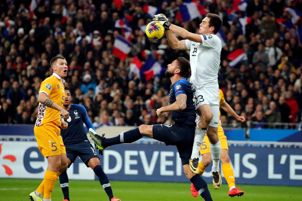 Con gol de penal de Olivier Giroud al minuto 79 Francia se impone 2-1 a Moldavia.
