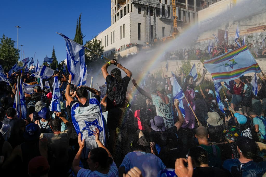La policía israelí utiliza un cañón de agua para dispersar una protesta contra los planes del primer ministro Benjamin Netanyahu para reformar el sistema judicial, en Jerusalén, el lunes 24 de julio de 2023.