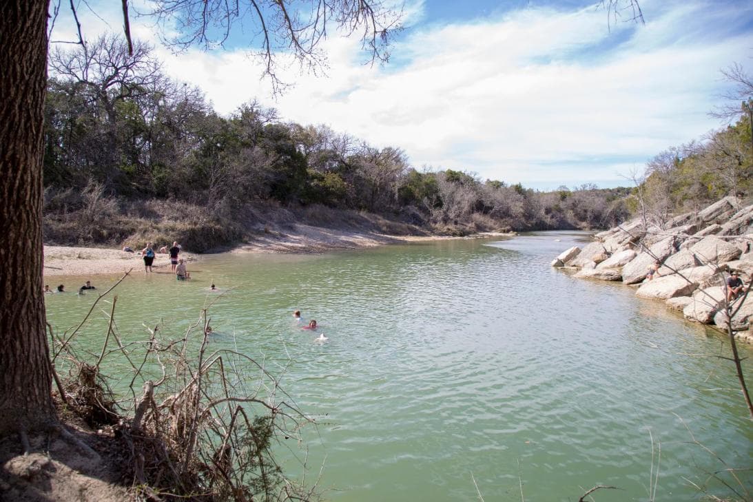 Este parque texano ofrece un recorrido repleto de huellas fosilizadas de dinosaurios Dinosaur Valley State Park está cerca de Glen Rose, un tradicional poblado texano en el noroeste de Houston, y una de sus principales atracciones son decenas de pisadas de dinosaurios, terópodos y saurópodos, esculpidas sobre el lecho rocoso del río Paluxy. Los visitantes también pueden darse un chapuzón, caminar por senderos, acampar o simplemente disfrutar del paisaje. 
<a href="https://www.univision.com/local/houston-kxln/dinosaur-valley-el-parque-texano-que-ofrece-un-recorrido-repleto-de-huellas-fosilizadas-de-dinosaurios-fotos">Mira aquí las imágenes. </a>