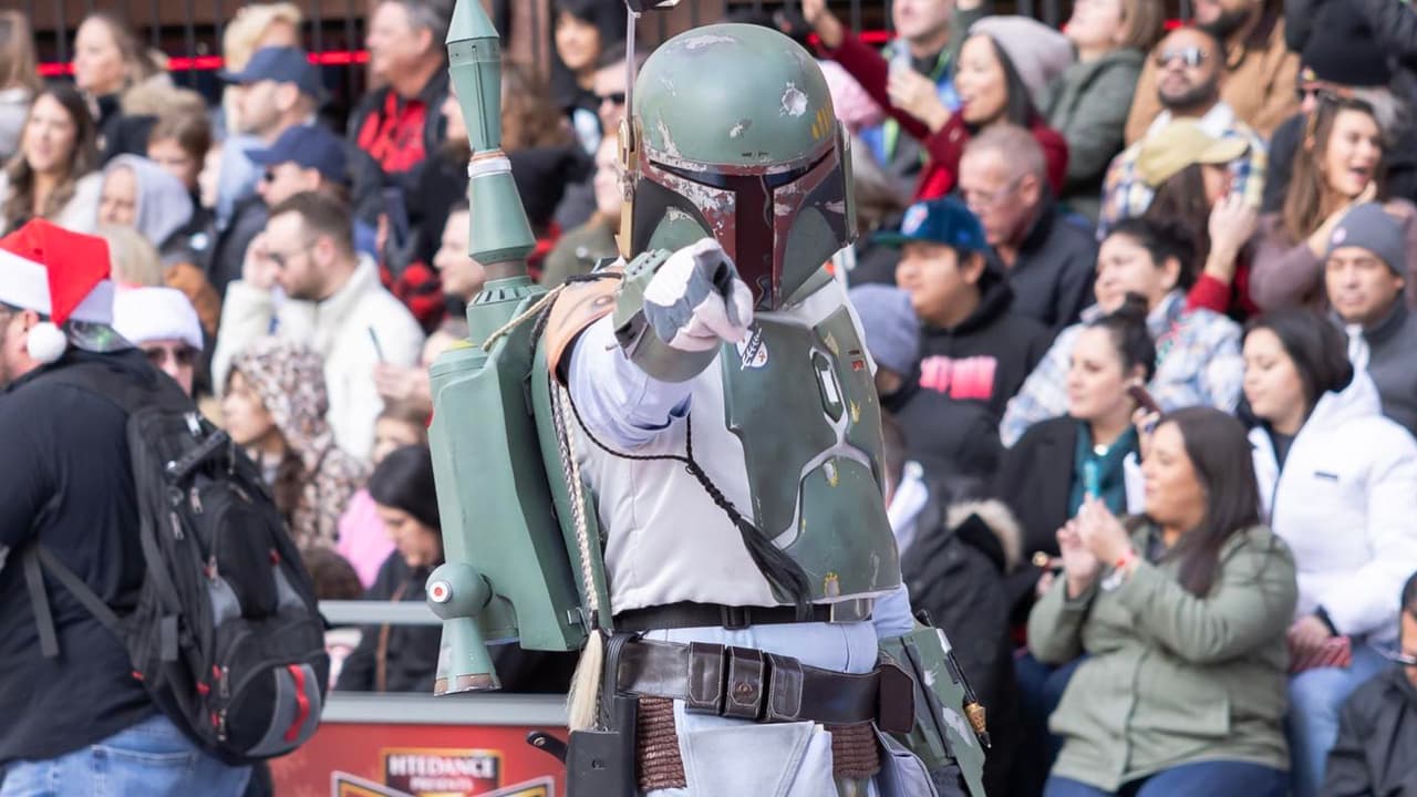 <b>¿Cómo puedes llegar al Desfile Navideño de la ciudad de Dallas? 🚌</b>
<br>Los organizadores del Desfile Navideño en la ciudad de Dallas 
<b>recomiendan a los espectadores utilizar DART</b> para evitar el tráfico, las tarifas de estacionamiento y los cierres de calles. 
<a href="https://dallasholidayparade.com/getting-here" target="_blank">Puedes hacer clic aquí para obtener toda la información sobre el transporte público para ese día</a>