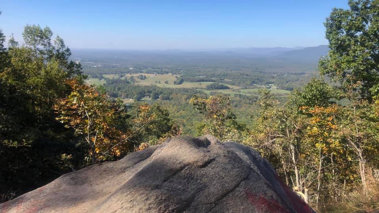 Yonah Mountain se encuentra entre las ciudades de Cleveland y Helen en la esquina noreste del estado. Los picos de las montañas están a una altura de 965 metros (3,166 pies).