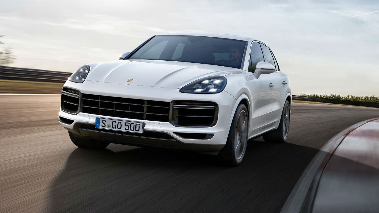 <b>Todas las versiones equiparán tracción integral activa (Porsche 4D Chassis Control), </b>suspensión neumática adaptativa (que en el caso de la versión Turbo tiene seis niveles de manejo), el Control Dinámico de Chasis (PDCC, por sus siglas en inglés) y un sistema para evitar el balanceo de la carrocería.