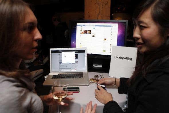 The Associated Press informó la semana pasada que algunas empresas privadas y organismos públicos de todo el país solicitaban a las personas que buscan empleo que faciliten sus claves de acceso a las redes sociales. Esa práctica ha desatado alarmas en los grupos activistas del derecho a la intimidad, aunque su legalidad no es completamente diáfana.