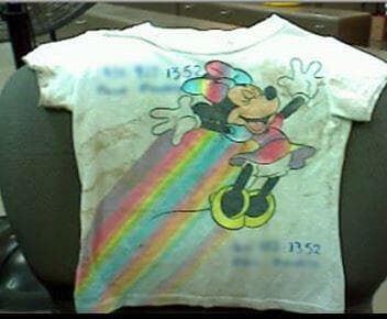 La blusa de una niña hondureña de tres años en la que le anotaron información de sus familiares.