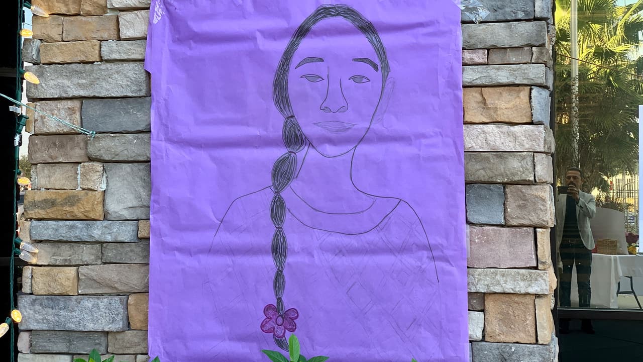 Los compañeros de Jasmine hicieron un dibujo en una cartulina violeta porque era su color favorito.