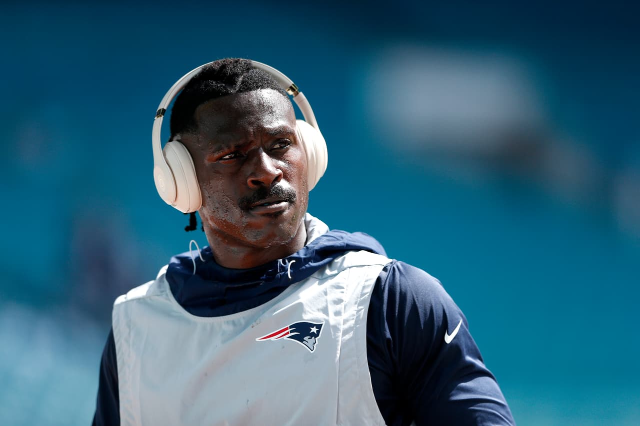 En una docena de demandas, es acusado de rehusarse a pagar los sueldos de asistentes y empleados de medio tiempo, así también de tener una conducta 'bizarra' ante ellos.