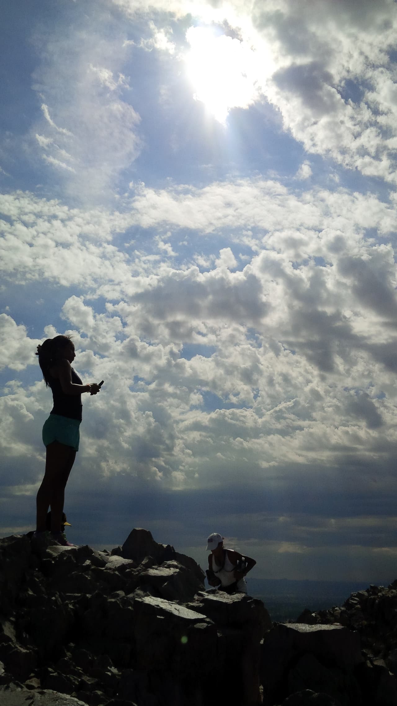 Una fuerte tormenta azota a varias áreas del Valle, y a pesar de las advertencias, algunos se han aventurado a la montaña Piestewa Peak, donde el cielo amaneció despejado, pero rápidamente el monzón llegó a nublarlo.
